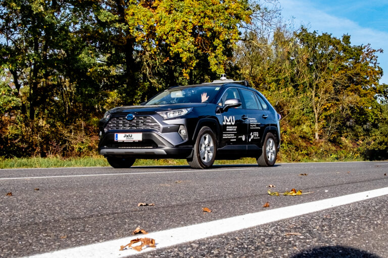 Automatisiertes Testfahrzeug der JKU auf der Digitrans Teststrecke