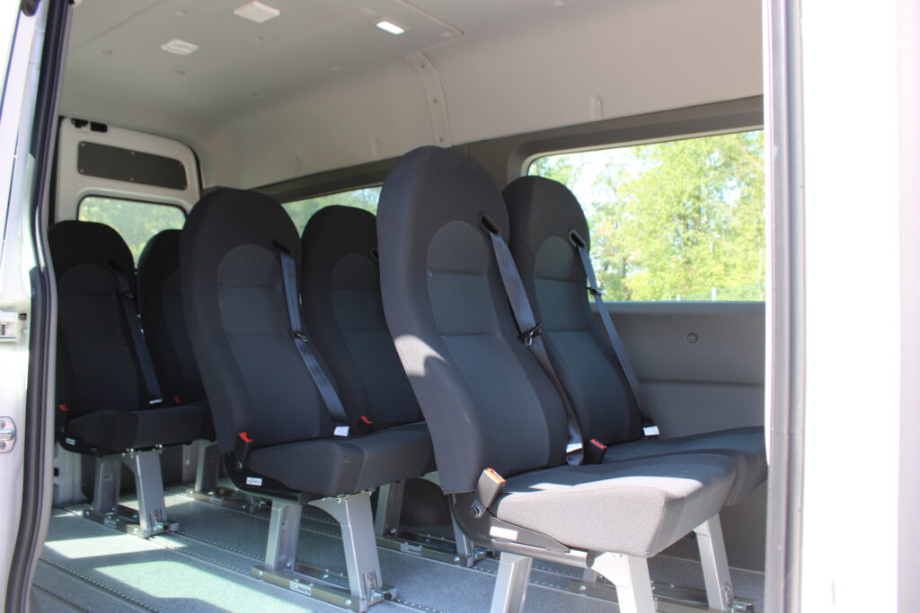 Fahrgastraum - Platz für 6 Passagiere Das automatisierte Shuttle bietet insgesamt Platz für bis zu 6 Passagiere. Die Sitzplätze lassen sich entfernen, womit der eVAN auch zum Gütertransport verwendet werden kann.