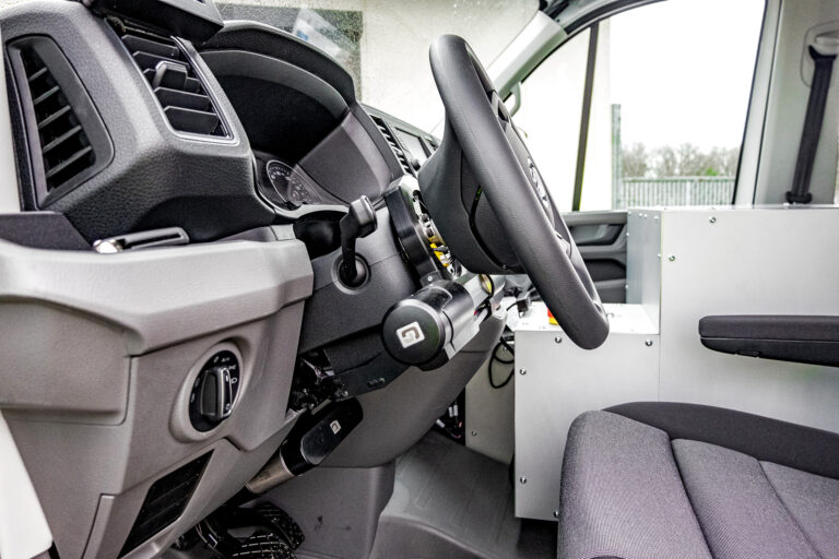 Manueller und automatisierter Betrieb Das automatisierte Versuchsfahrzeug ermöglicht den Wechsel zwischen automatisierten Betrieb und manueller Steuerung.